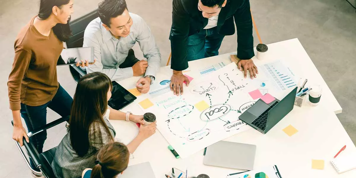 Brainstorming-Sitzung eines Projektteams einer Kreativagentur