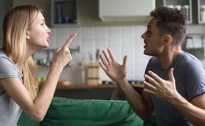 Ein Mann und eine Frau diskutieren miteinander
