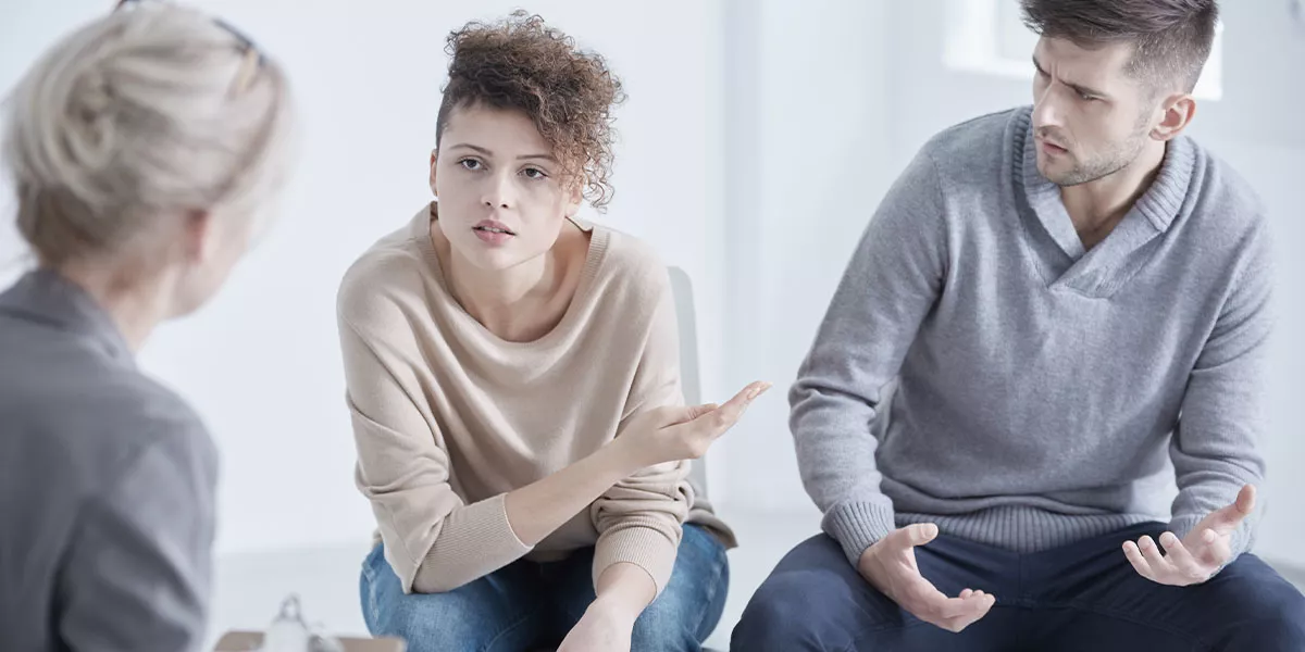Mann und Frau versuchen sich jeweils zu rechtfertigen, indem sie dem anderen die Vorwürfe zuschieben