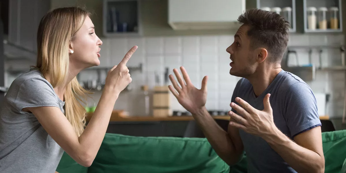 Ein Mann und eine Frau diskutieren miteinander
