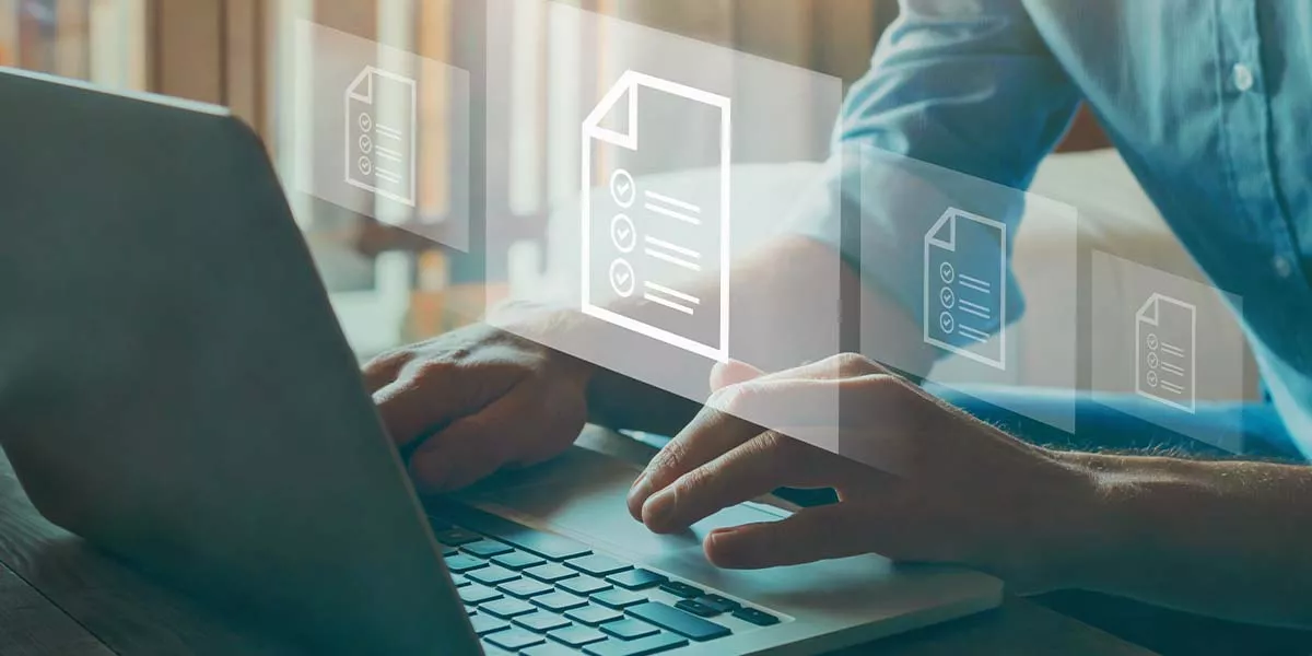 ein Mann arbeitet an einem Laptop und Regeln zur Einhaltung von Gesetzen und Vorschriften werden auf dem virtuellen Bildschirm abgebildet