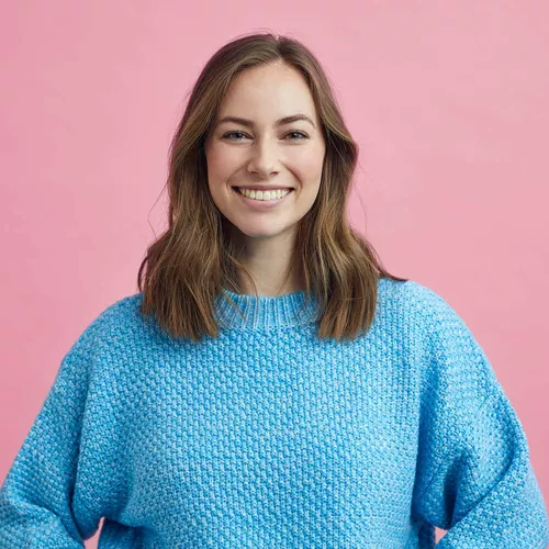 Frau in blauem Strickpullover mit braunen Haaren
