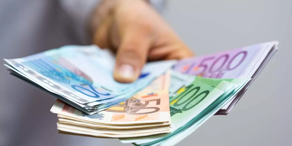 verschiedene Euro-Geldscheine in einer Hand