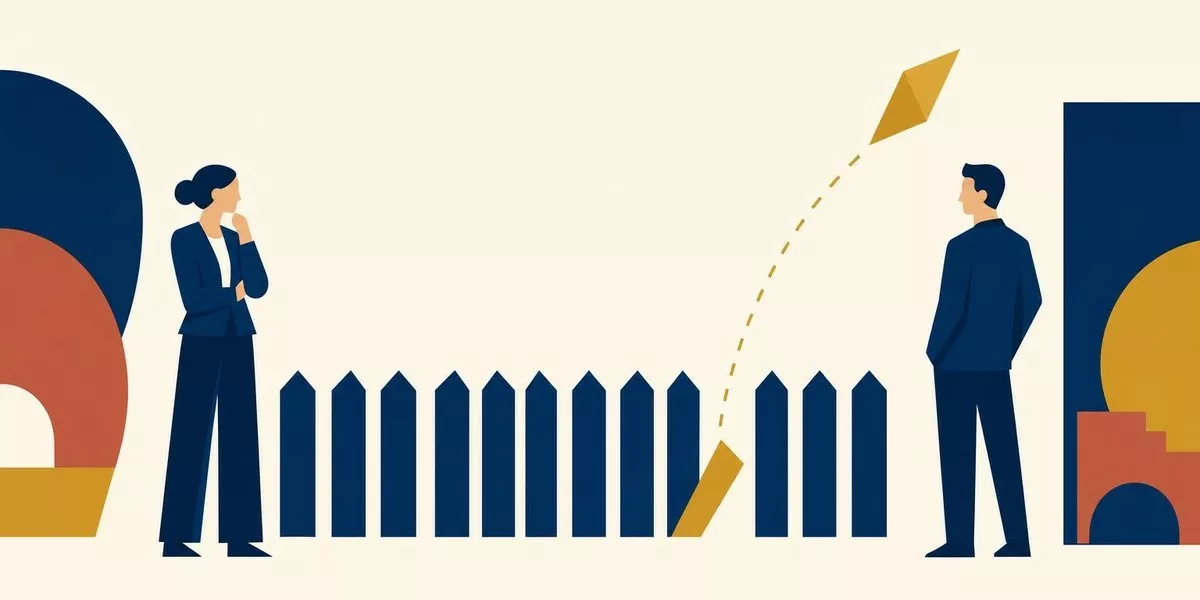 Zwei Personen arbeiten an einer Ideenwand mit Skizzen und Haftnotizen, die in viele kurze, iterative Innovationszyklen gegliedert ist