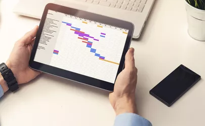 Farbiges Gantt Diagramm auf einem Tablet