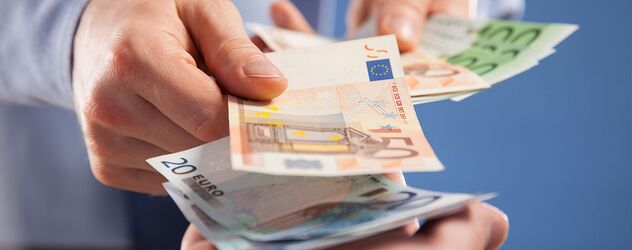 Geschäftsleute übergeben sich mehrere Geldscheine
