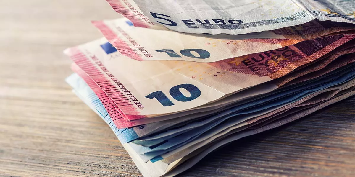 Mehrere hundert Euro-Banknoten nach Wert gestapelt