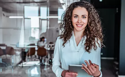 Junge Frau mit Tablet in der Hand