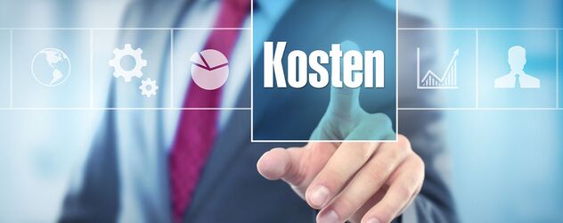 eine Hand eines Mannes im Anzug drückt auf ein virtuelles Feld mit der Bezeichnung "Kosten"