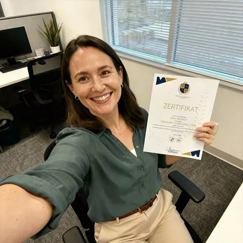 Frau mit roten, langen, lockigen Haaren