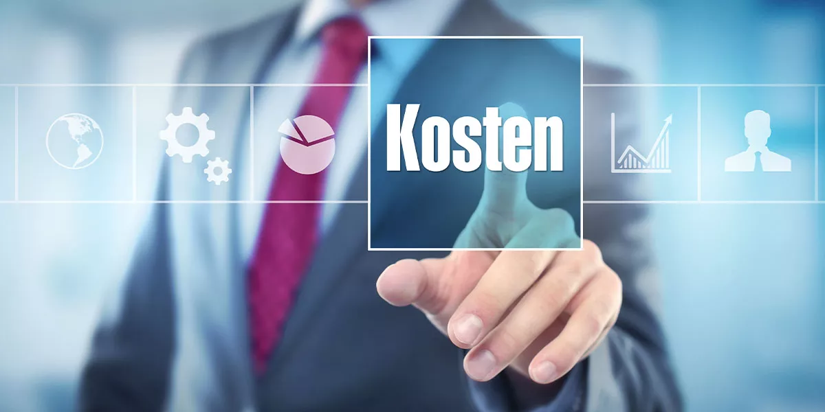 eine Hand eines Mannes im Anzug drückt auf ein virtuelles Feld mit der Bezeichnung "Kosten"