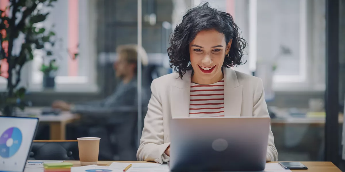 Frau sitzt im Büro vor einem Laptop