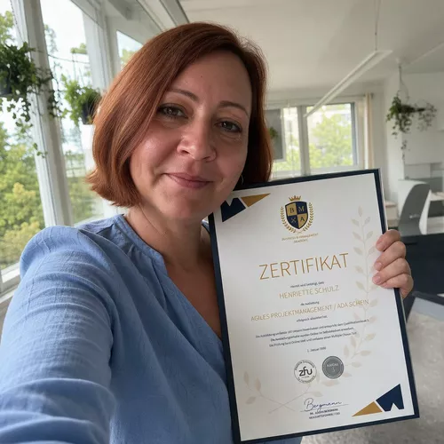 Frau mit langen rotbraunen Haaren