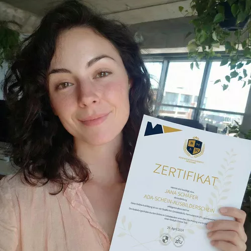 Junge Frau im orangenen Rollkragenpullover mit langen braunen Haaren