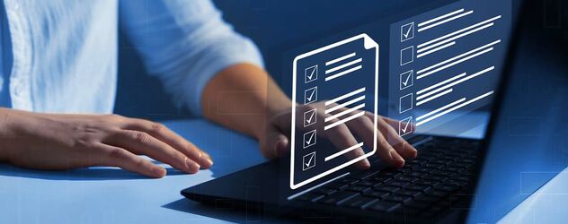 ein Mann arbeitet an seinem Laptop mit Checkliste und Zwischenablage