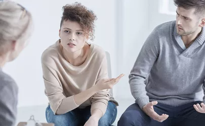 Mann und Frau versuchen sich jeweils zu rechtfertigen, indem sie dem anderen die Vorwürfe zuschieben