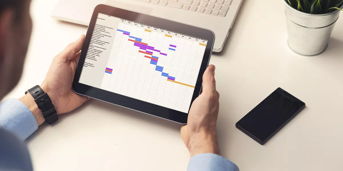 Farbiges Gantt Diagramm auf einem Tablet