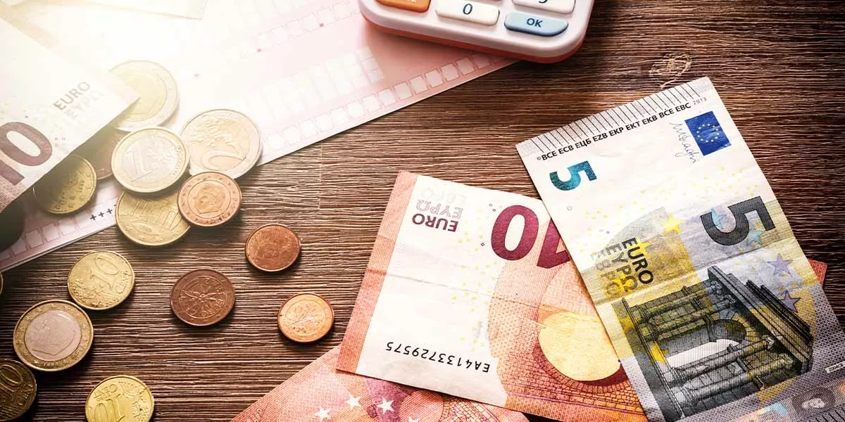 unterschiedliche Geldscheine und Geldmünzen in Euro