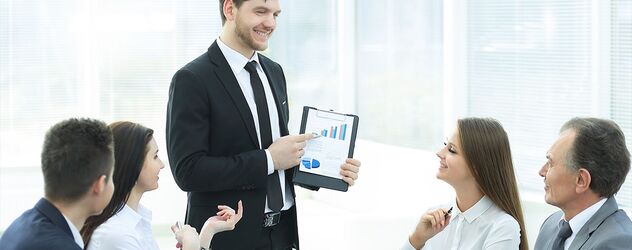 Unternehmensteam bei der Erörterung eines erfolgreichen Finanzprojekts