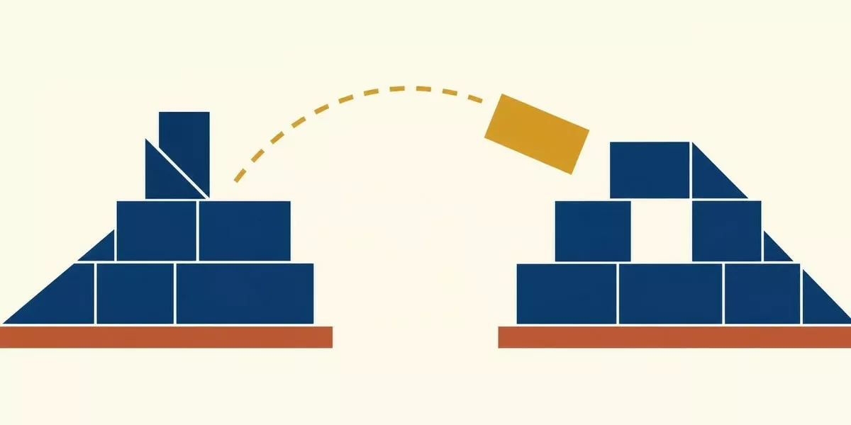Illustration: Ein goldener Baustein wandert auf einer Bogenbahn zwischen zwei geometrischen Blockstrukturen aus dunkelblauen Flächen und füllt in der einen eine Lücke