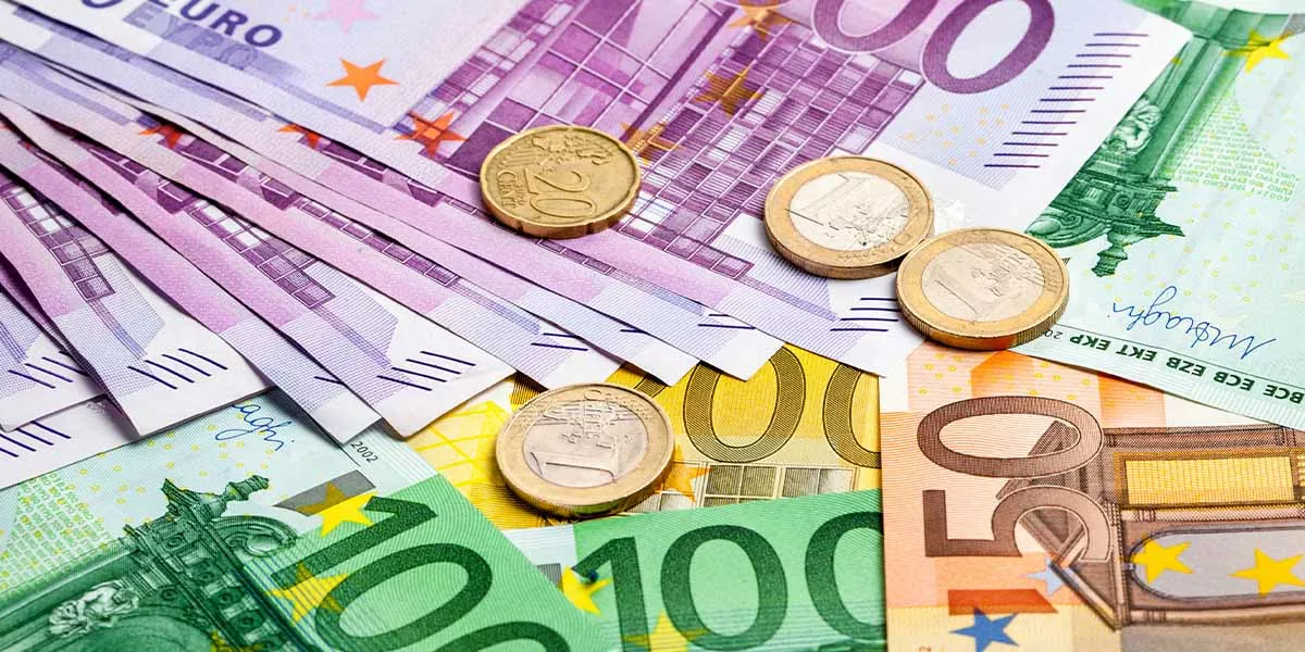 unterschiedliche Geldscheine und Münzen in Euro