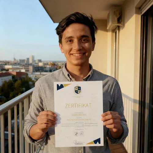 Mann in buntem Hemd mit Brille und brauen kurzen Haaren