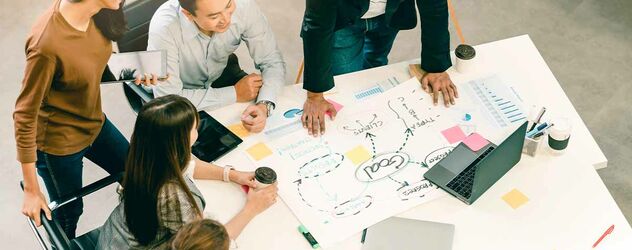Brainstorming-Sitzung eines Projektteams einer Kreativagentur