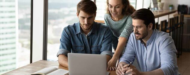 Gruppe sieht sich gemeinsam eine virtuelle Präsentation auf dem Laptop an