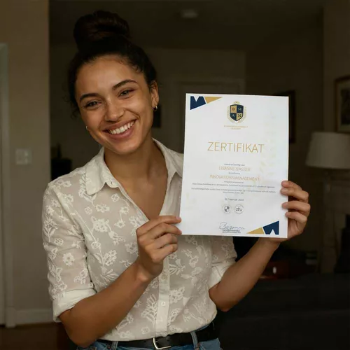 Frau im orangenen Pullover mit langen, brauen, lockigen Haaren