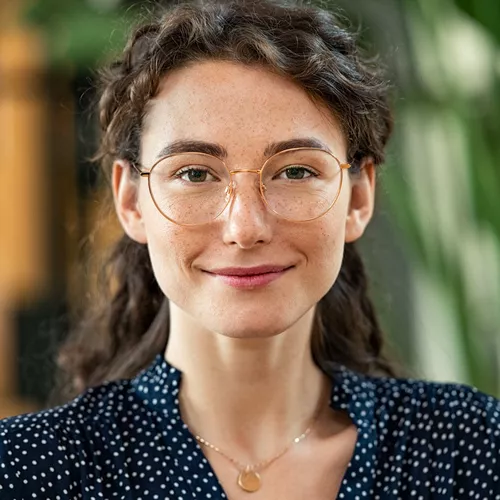 Frau mit Brille, Sommersprossen und langen braunen Haaren