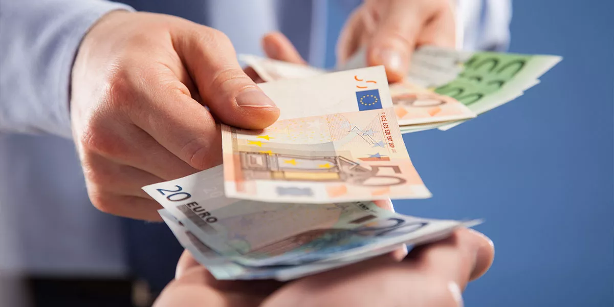 Geschäftsleute übergeben sich mehrere Geldscheine