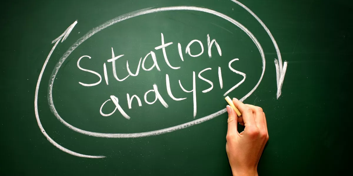 Schriftzug "Situationsanalyse" mit Kreide auf einer Tafel