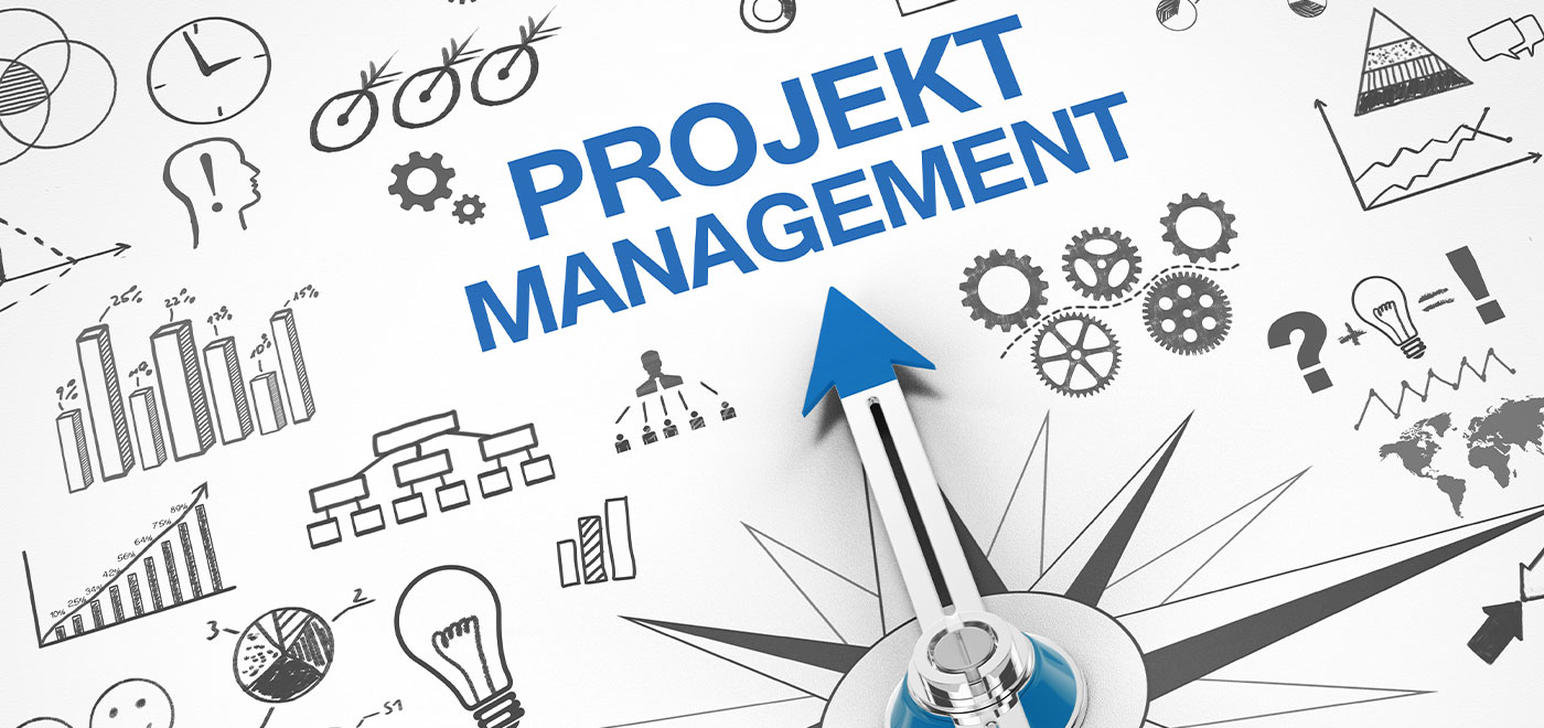 Kompassnadel zeigt ein den Schriftzug "Projektmanagement" zwischen vielen verschiedenen Symbolen